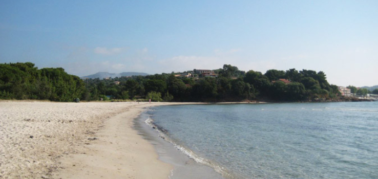 Plage de sable blanc à Pinarello en Corse