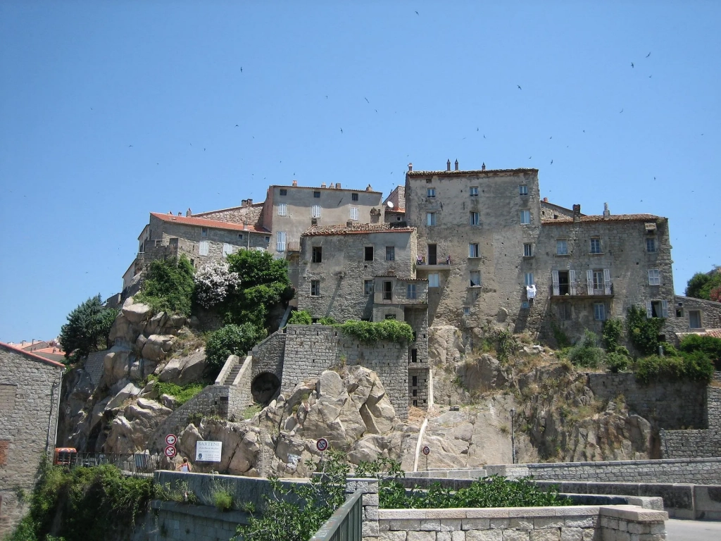 Image de Sartène illustrant des maisons construites dans la roche et le paysage Corse